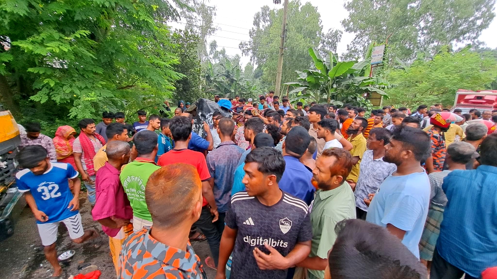 3 autorickshaw passengers killed after being hit by truck in Gobindaganj