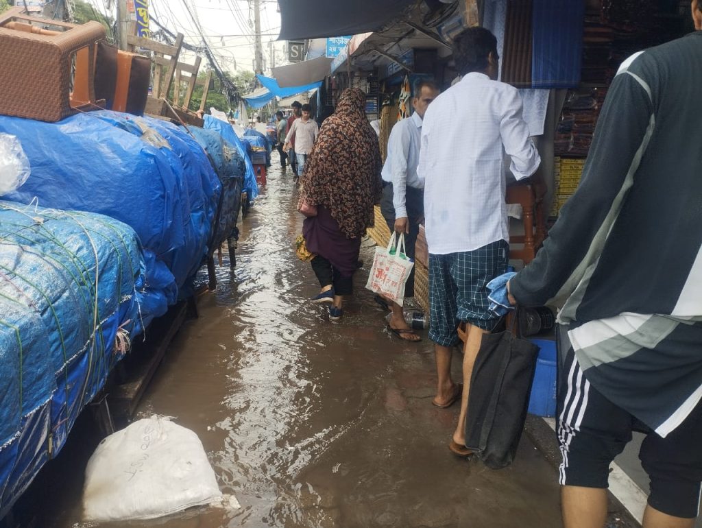 Road in front of Dhaka College flooded due to light rain, students and businessmen in distress