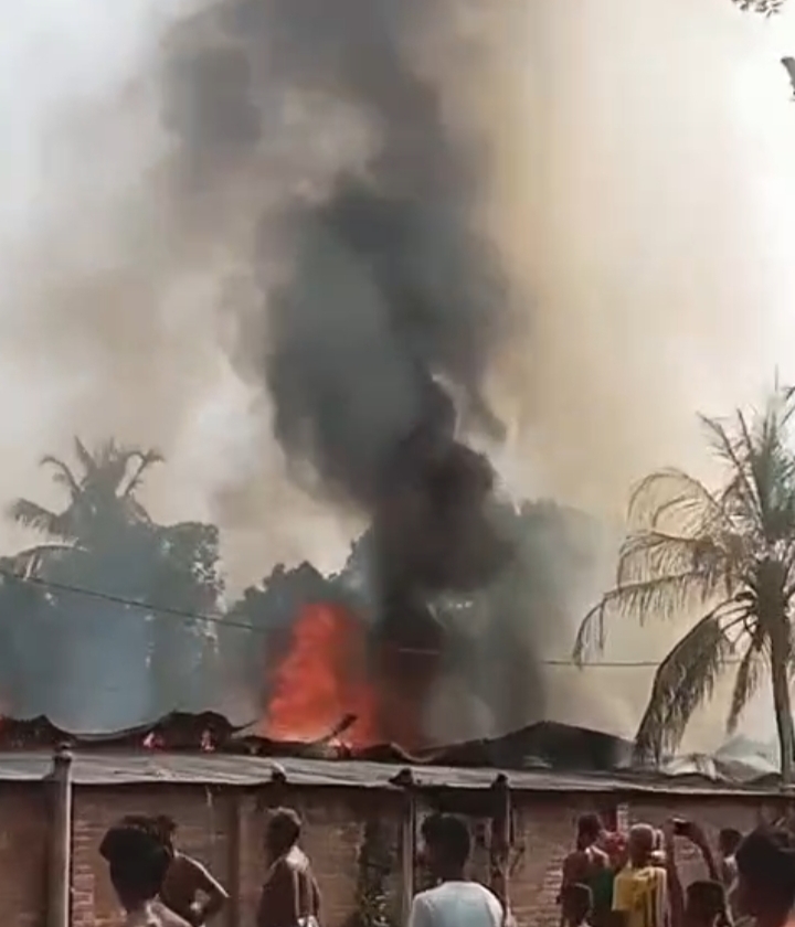11 houses of 3 houses completely gutted due to short circuit fire in Bholahat