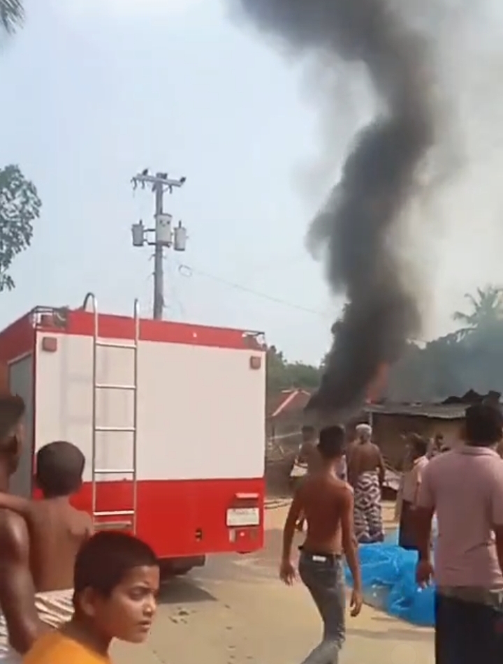 11 houses of 3 houses completely gutted due to short circuit fire in Bholahat