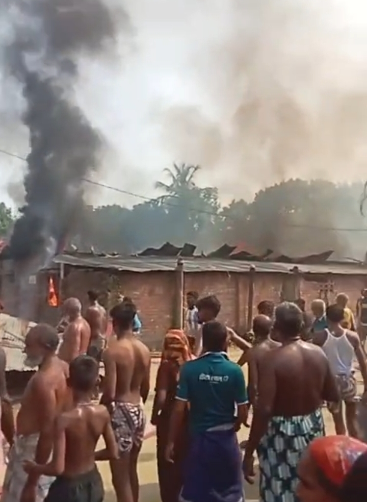 11 houses of 3 houses completely gutted due to short circuit fire in Bholahat